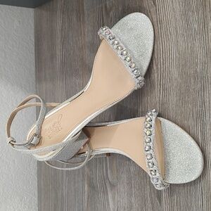 Jewel Mischka ODONNA Silver Glitter & Borealis Rhinestone Block Heel Sandals 7.5